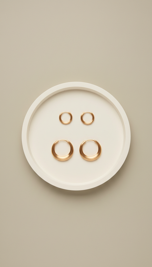 Bandeja minimalista con aretes bañados en oro